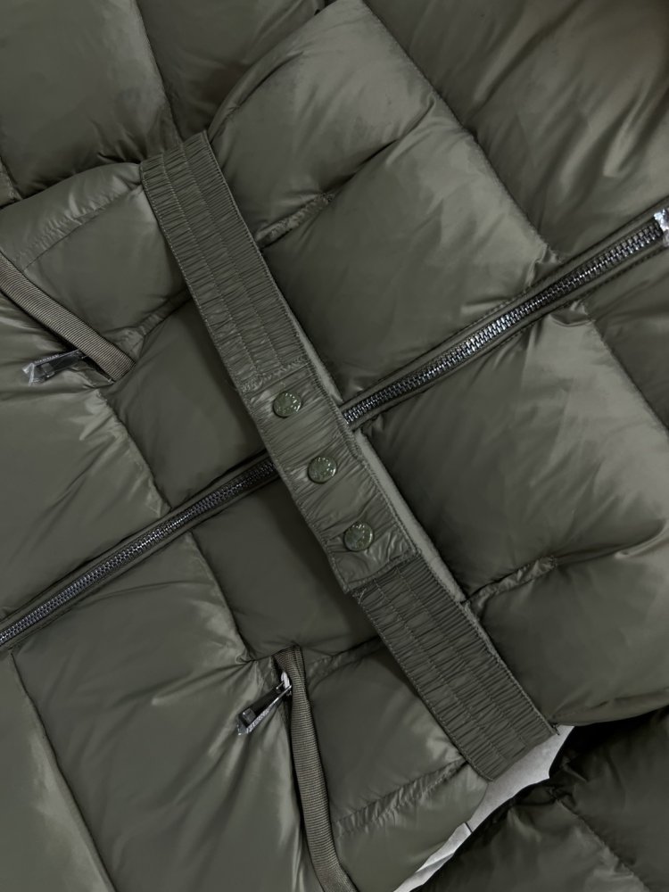 Куртка пуховик с капюшоном и меховым воротником фото 3