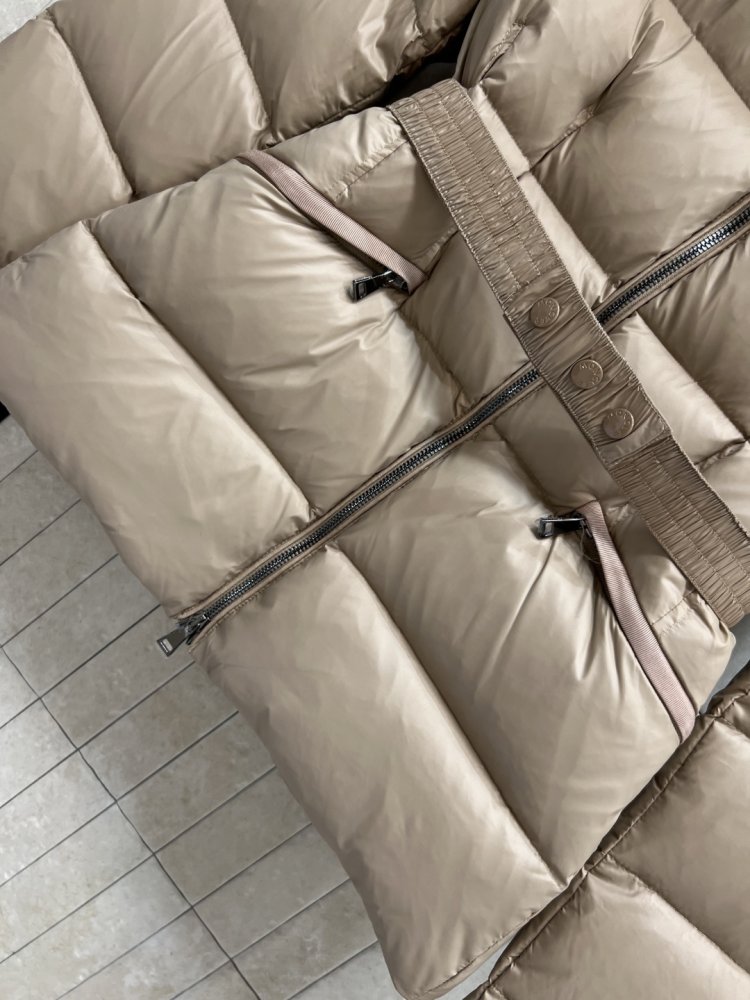 Куртка пуховик з капюшоном і хутряним коміром фото 4