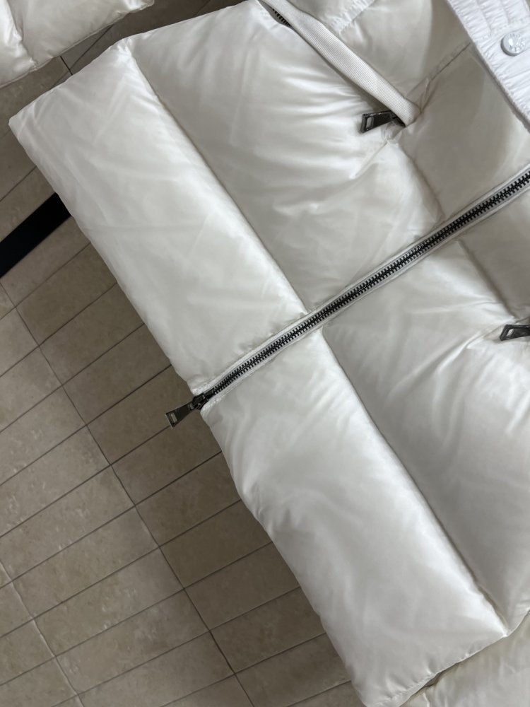 Куртка пуховик з капюшоном і хутряним коміром фото 4