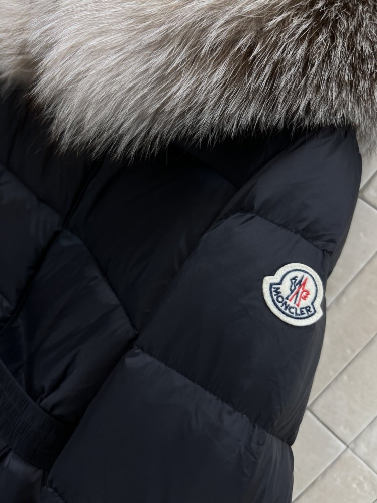 Куртка пуховик с капюшоном и меховым воротником фото 4