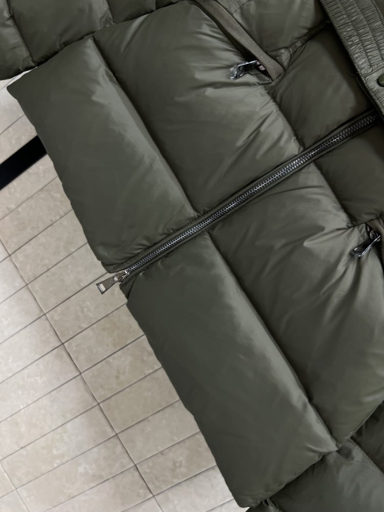 Куртка пуховик с капюшоном и меховым воротником фото 4