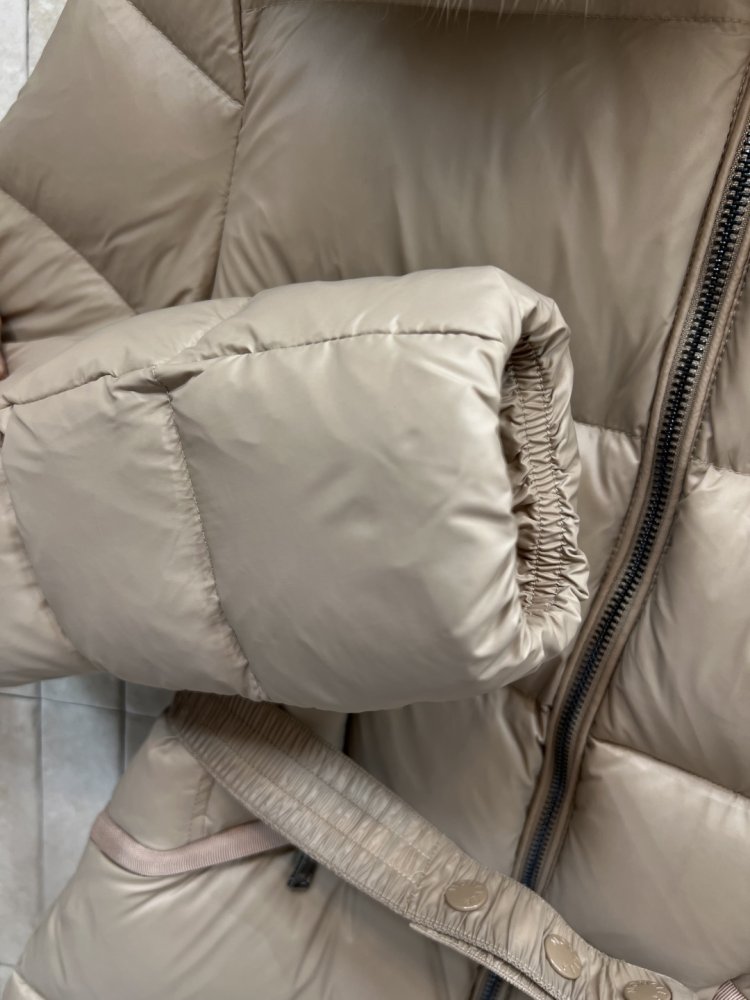 Куртка пуховик з капюшоном і хутряним коміром фото 5