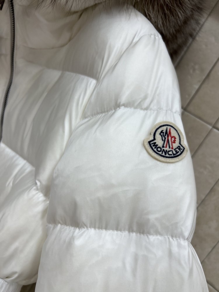 Куртка пуховик з капюшоном і хутряним коміром фото 5