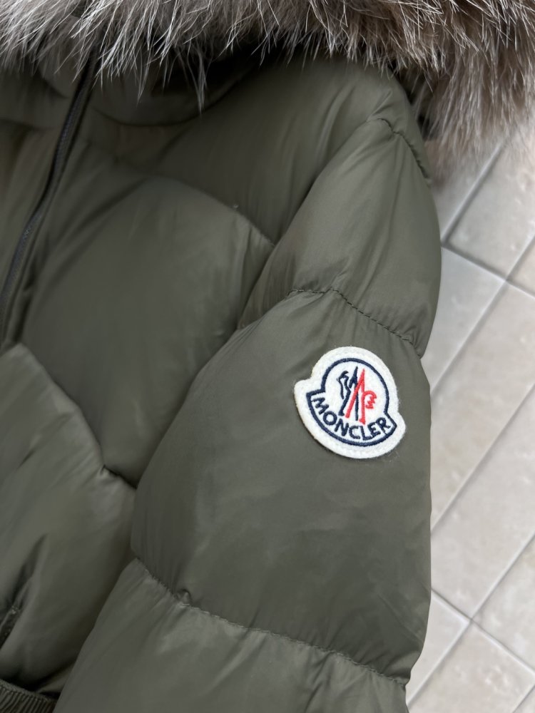 Куртка пуховик с капюшоном и меховым воротником фото 5