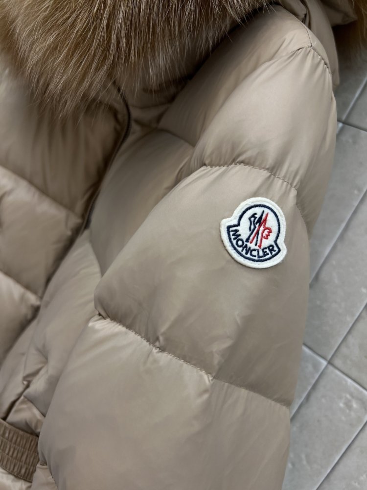 Куртка пуховик з капюшоном і хутряним коміром фото 6