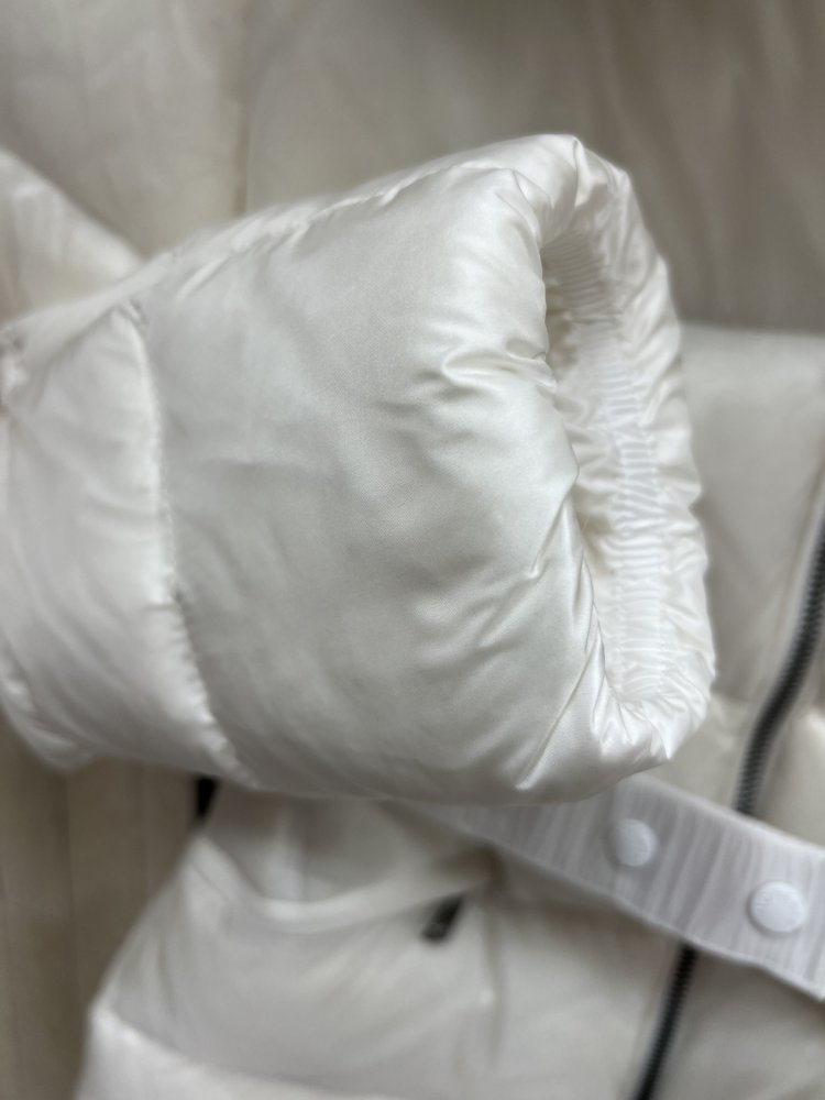 Куртка пуховик з капюшоном і хутряним коміром фото 6