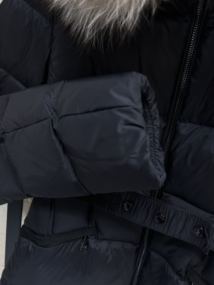 Куртка пуховик с капюшоном и меховым воротником фото 6