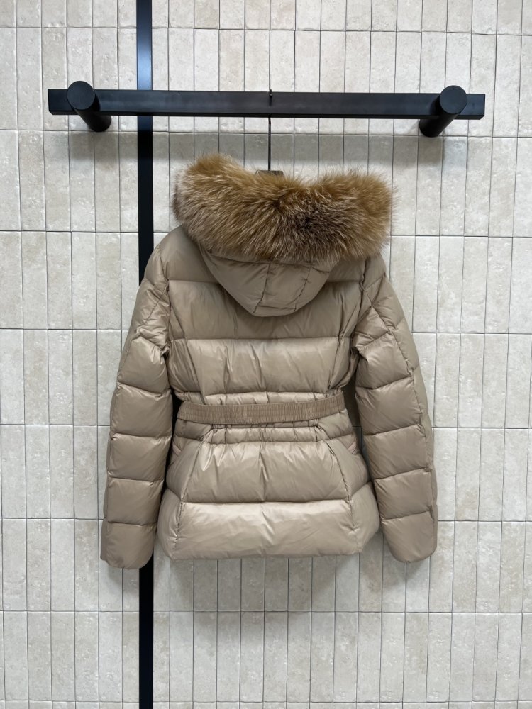 Куртка пуховик з капюшоном і хутряним коміром фото 7