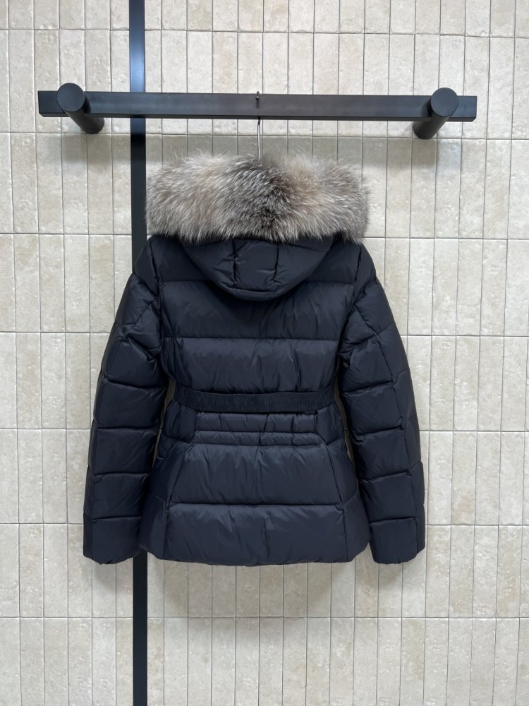 Куртка пуховик с капюшоном и меховым воротником фото 7