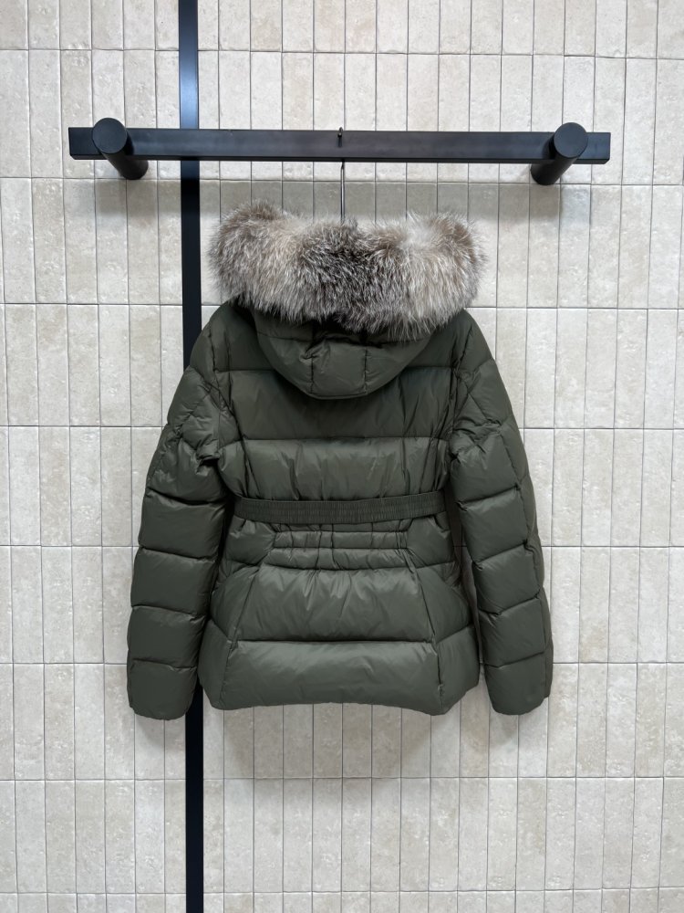 Куртка пуховик с капюшоном и меховым воротником фото 7