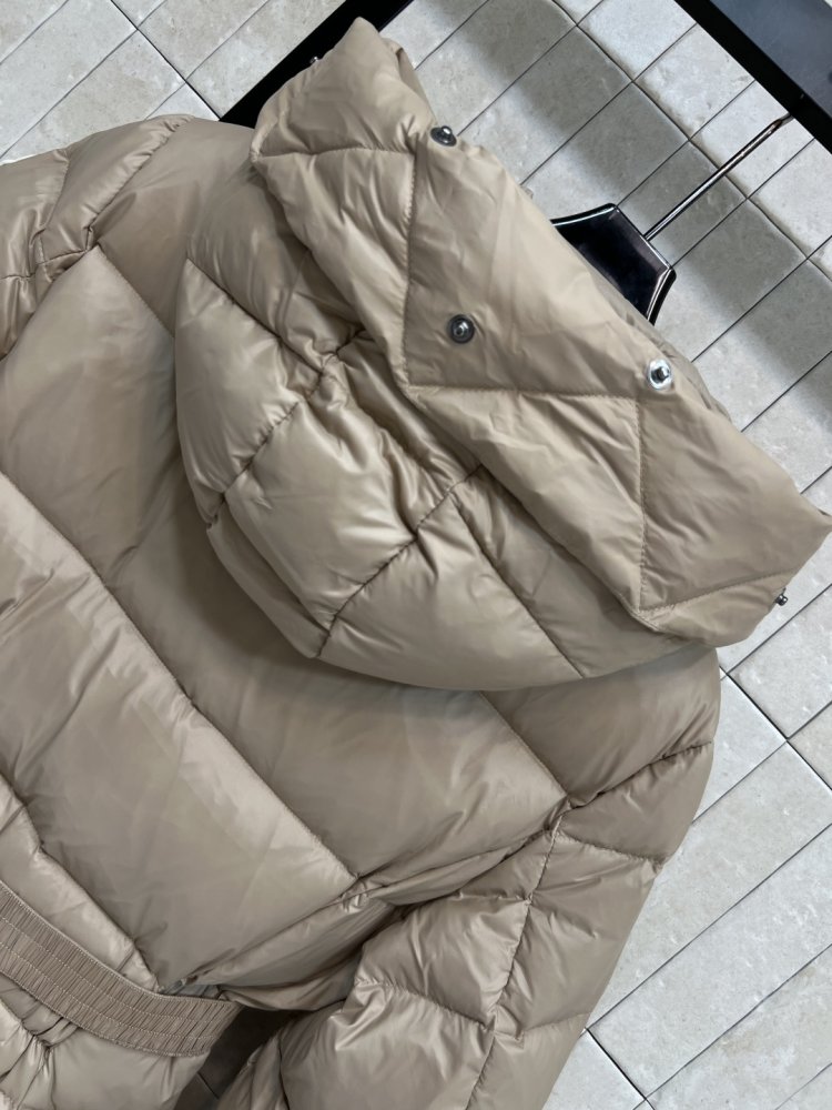 Куртка пуховик з капюшоном і хутряним коміром фото 8