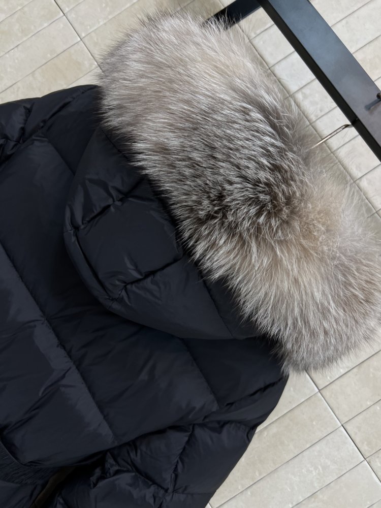 Куртка пуховик с капюшоном и меховым воротником фото 8