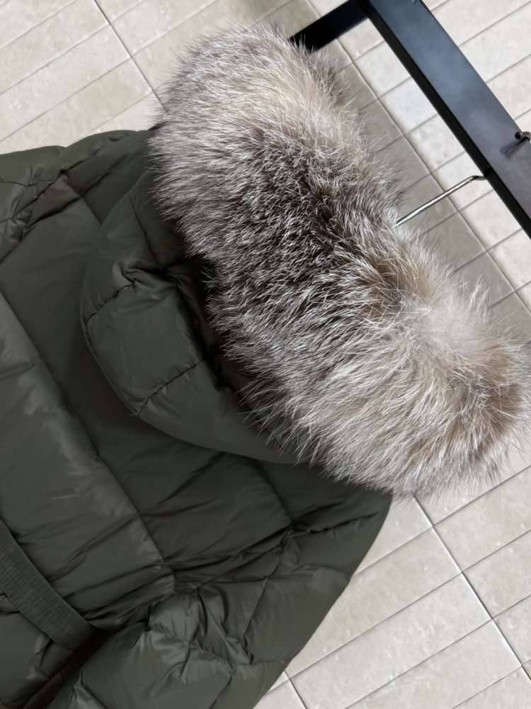 Куртка пуховик с капюшоном и меховым воротником фото 8