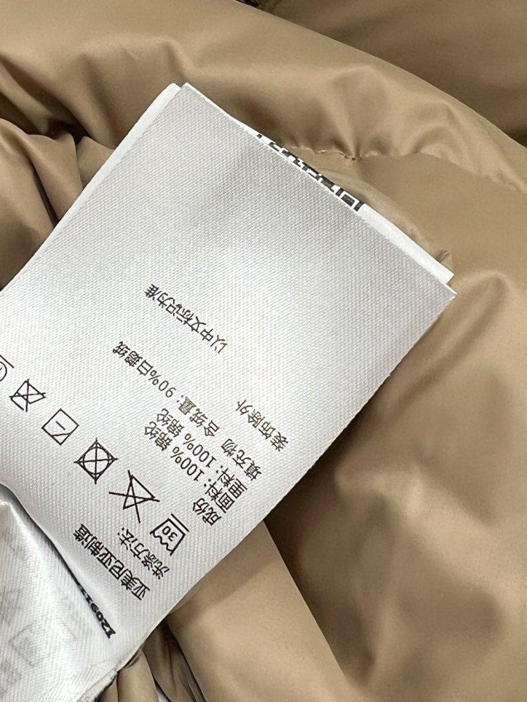 Куртка пуховик з капюшоном і хутряним коміром фото 9