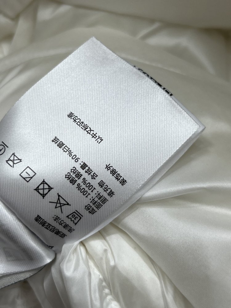 Куртка пуховик з капюшоном і хутряним коміром фото 9