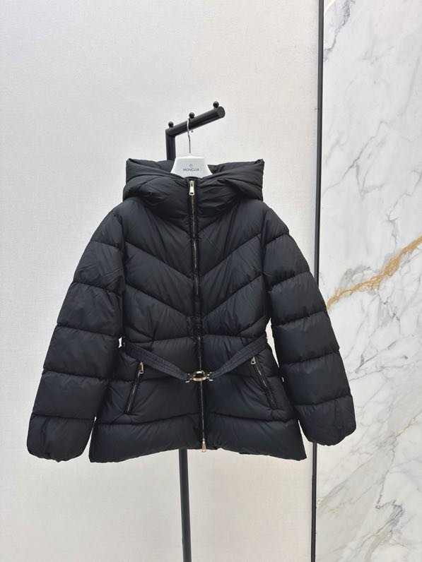 Куртка пуховик з капюшоном і поясом