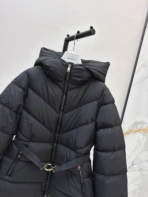 Куртка пуховик з капюшоном і поясом фото 2