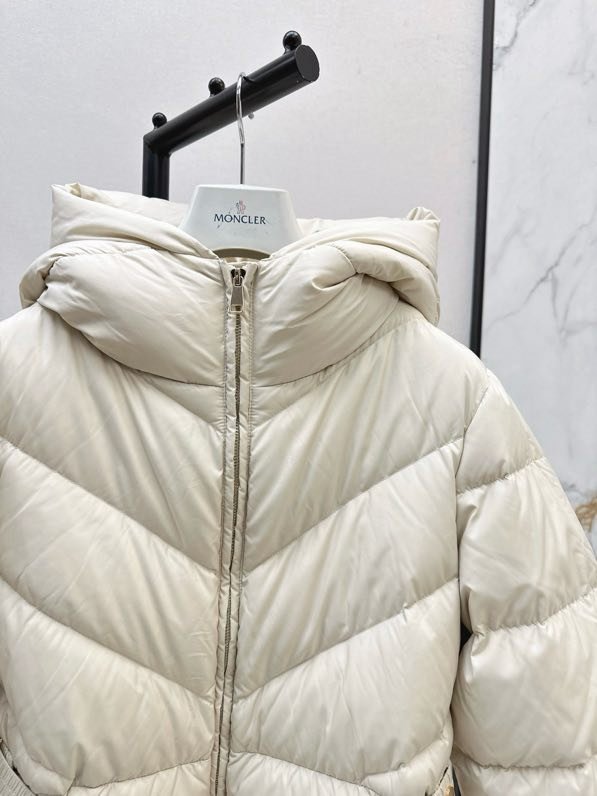 Куртка пуховик з капюшоном і поясом фото 2