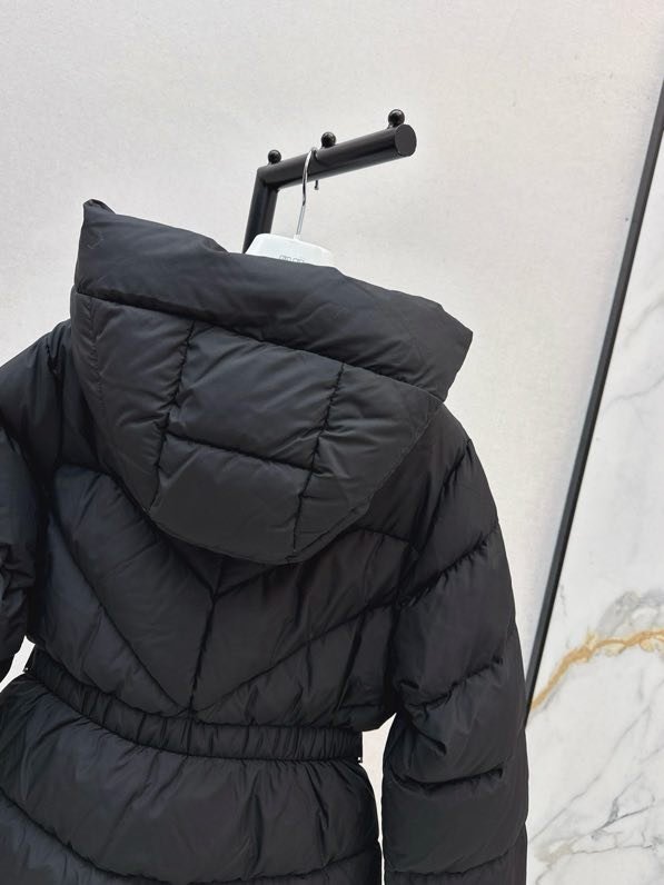 Куртка пуховик з капюшоном і поясом фото 3