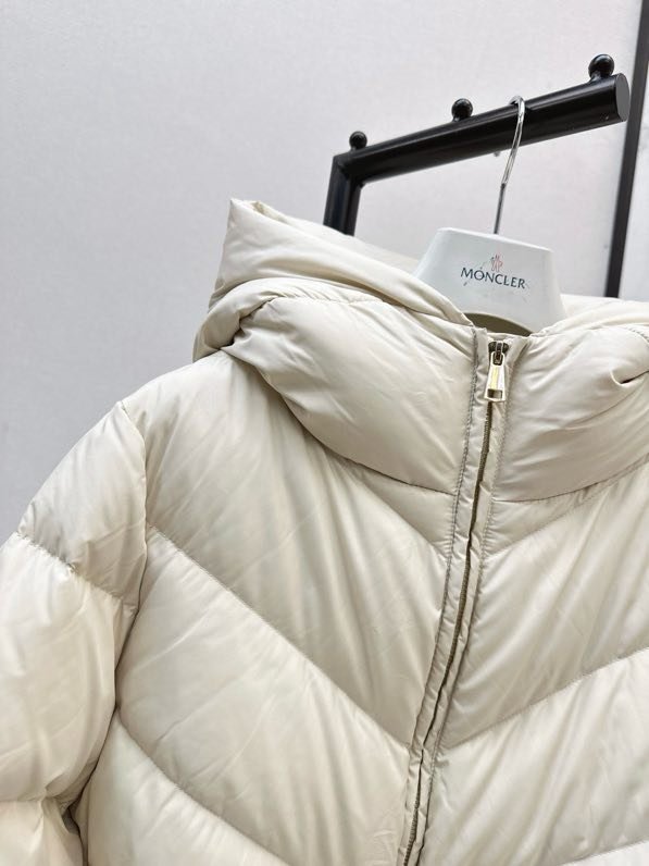 Куртка пуховик з капюшоном і поясом фото 3