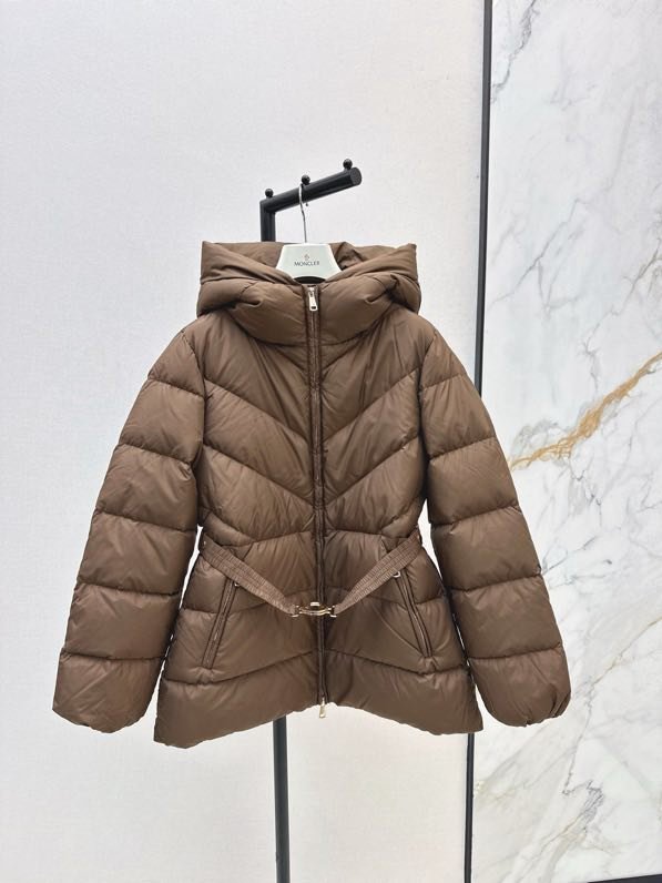 Куртка пуховик з капюшоном і поясом фото 3