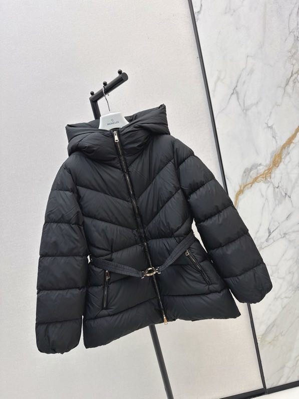 Куртка пуховик з капюшоном і поясом фото 4