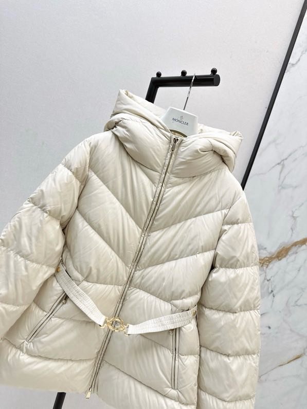 Куртка пуховик з капюшоном і поясом фото 4