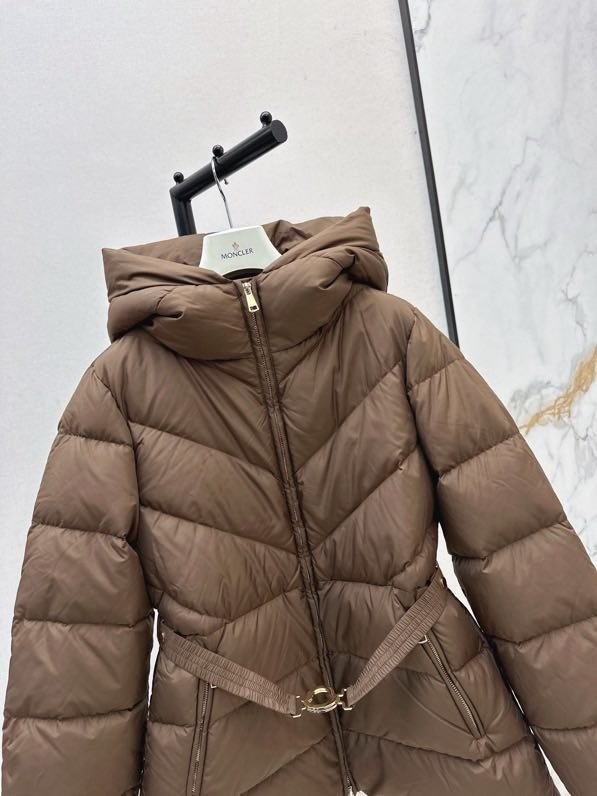 Куртка пуховик з капюшоном і поясом фото 4