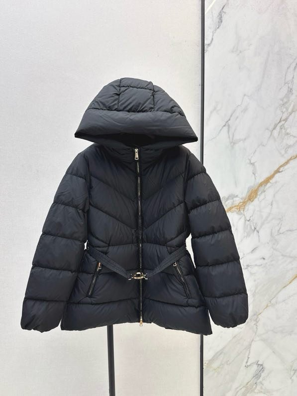 Куртка пуховик з капюшоном і поясом фото 5