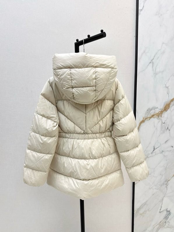 Куртка пуховик з капюшоном і поясом фото 5