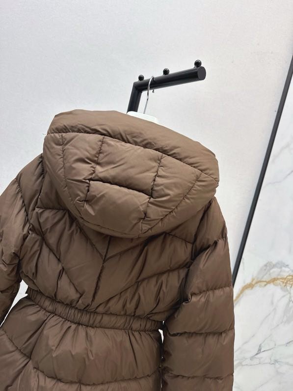 Куртка пуховик з капюшоном і поясом фото 5