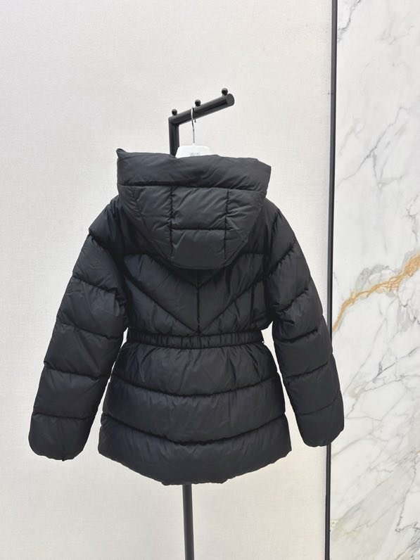 Куртка пуховик з капюшоном і поясом фото 6