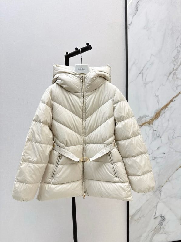 Куртка пуховик з капюшоном і поясом фото 6