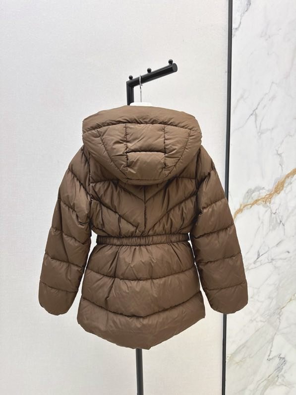 Куртка пуховик з капюшоном і поясом фото 6