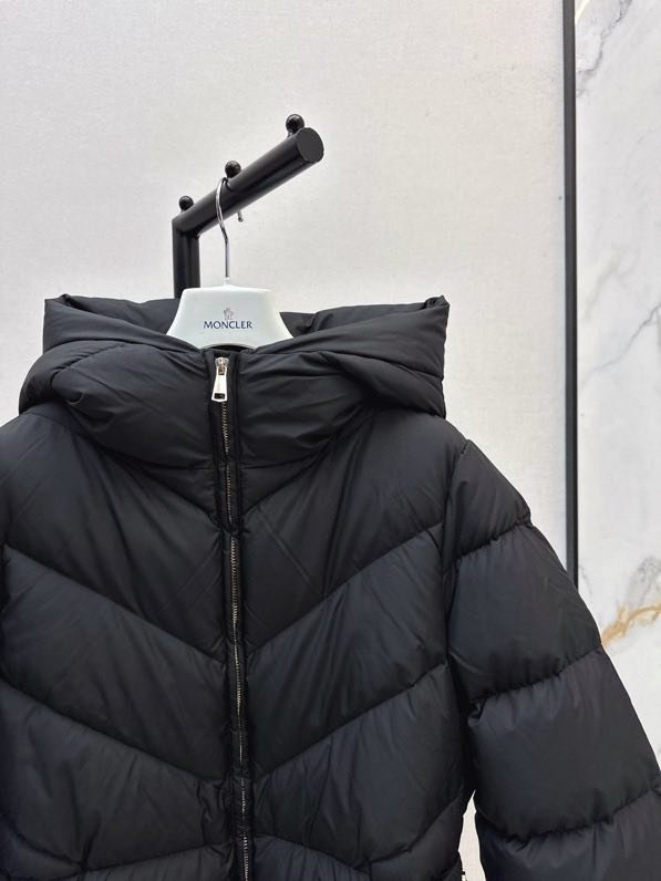 Куртка пуховик з капюшоном і поясом фото 7