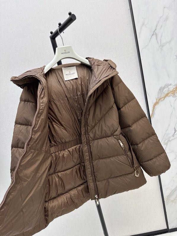 Куртка пуховик з капюшоном і поясом фото 7