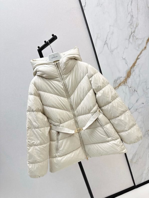 Куртка пуховик з капюшоном і поясом фото 8