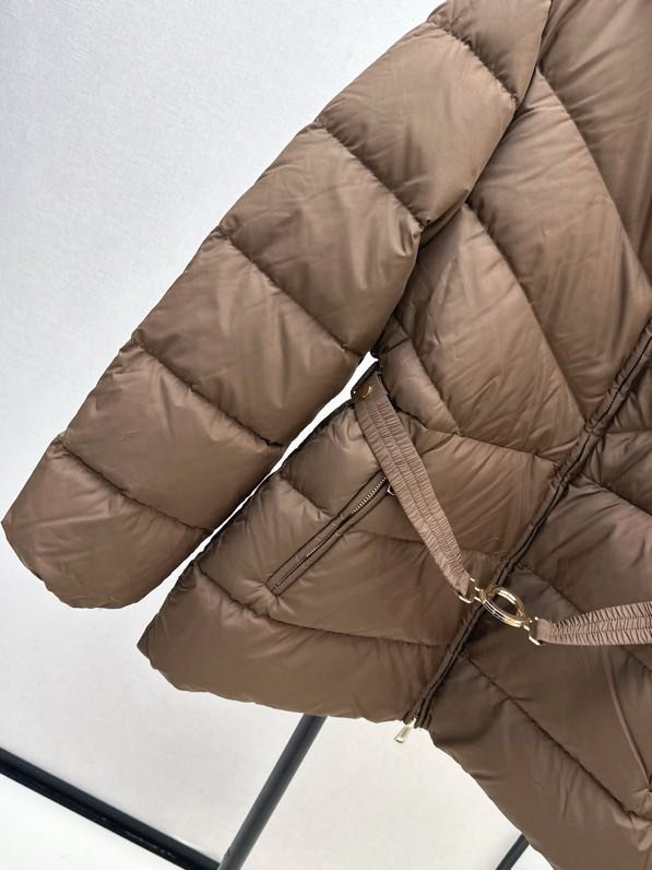 Куртка пуховик з капюшоном і поясом фото 8