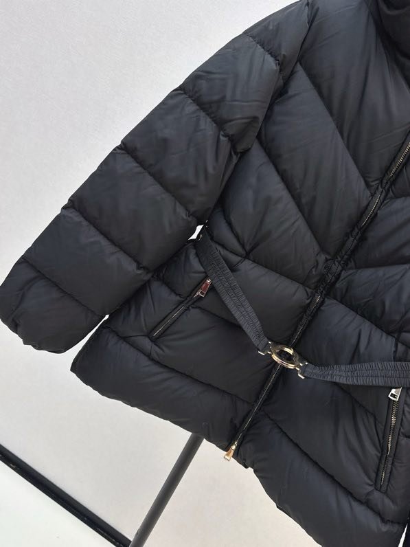 Куртка пуховик з капюшоном і поясом фото 9