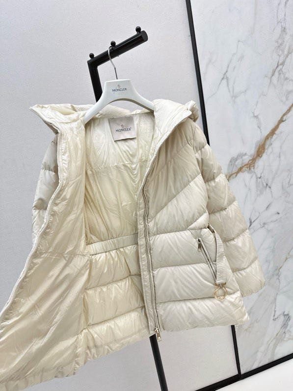 Куртка пуховик з капюшоном і поясом фото 9