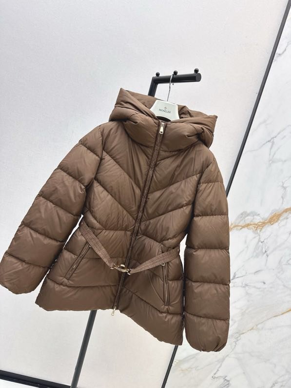 Куртка пуховик з капюшоном і поясом фото 9