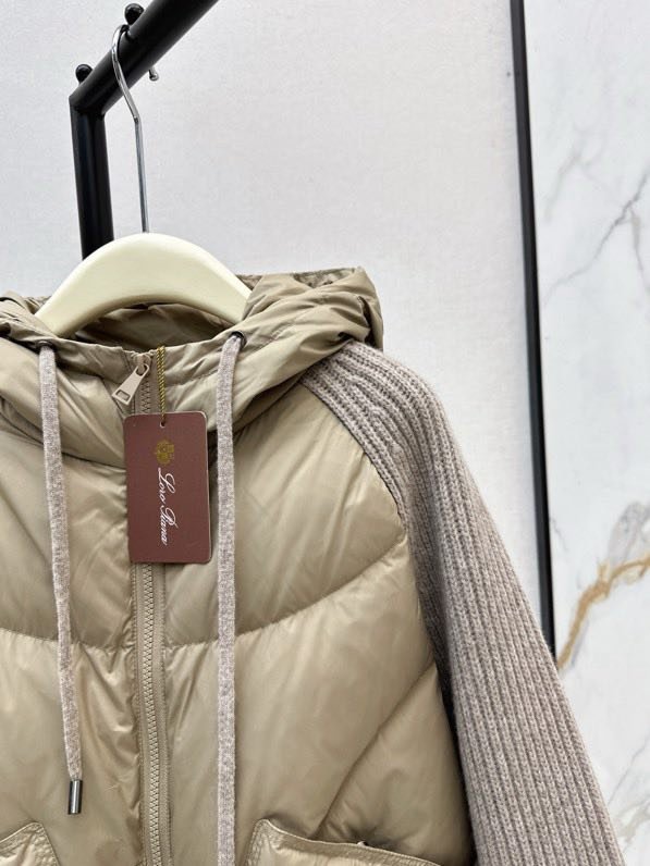 Куртка пуховик з капюшоном і вовняними рукавами фото 2