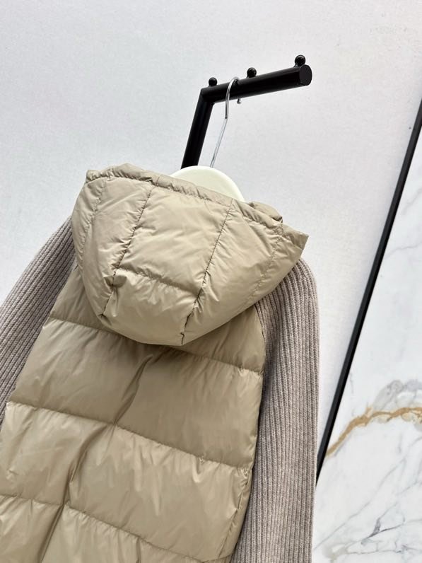 Куртка пуховик з капюшоном і вовняними рукавами фото 4