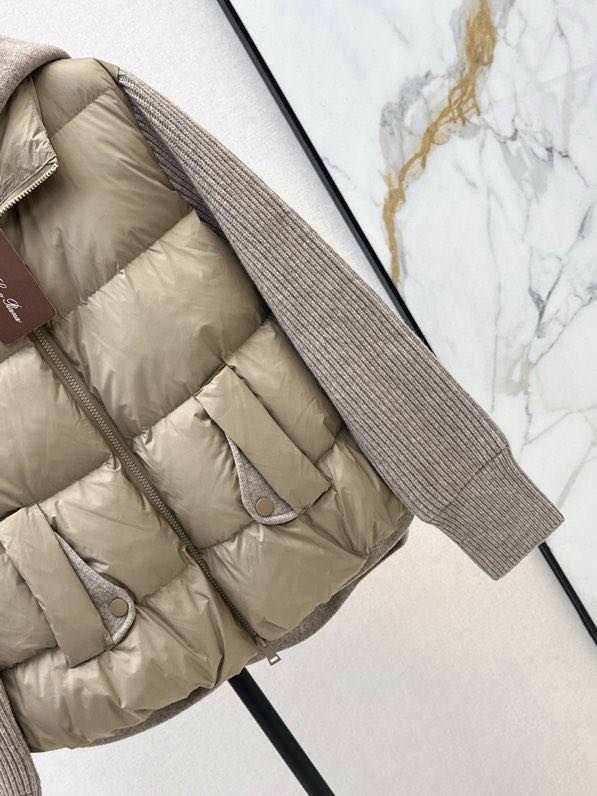 Куртка пуховик з капюшоном і вовняними рукавами фото 9