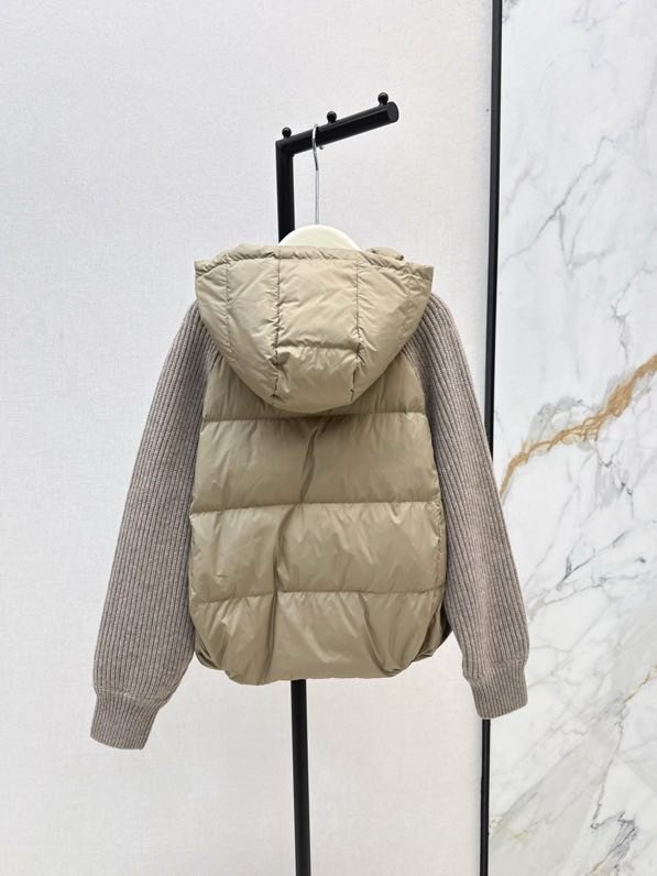 Куртка пуховик з капюшоном і вовняними рукавами фото 9