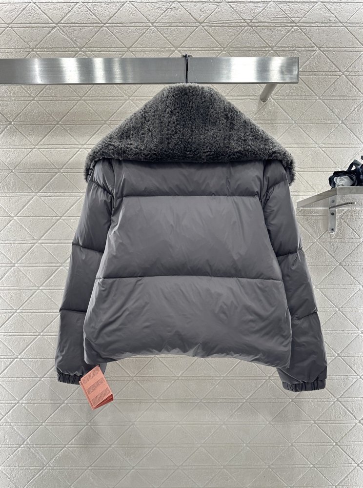 Куртка пуховик с меховым воротником фото 2