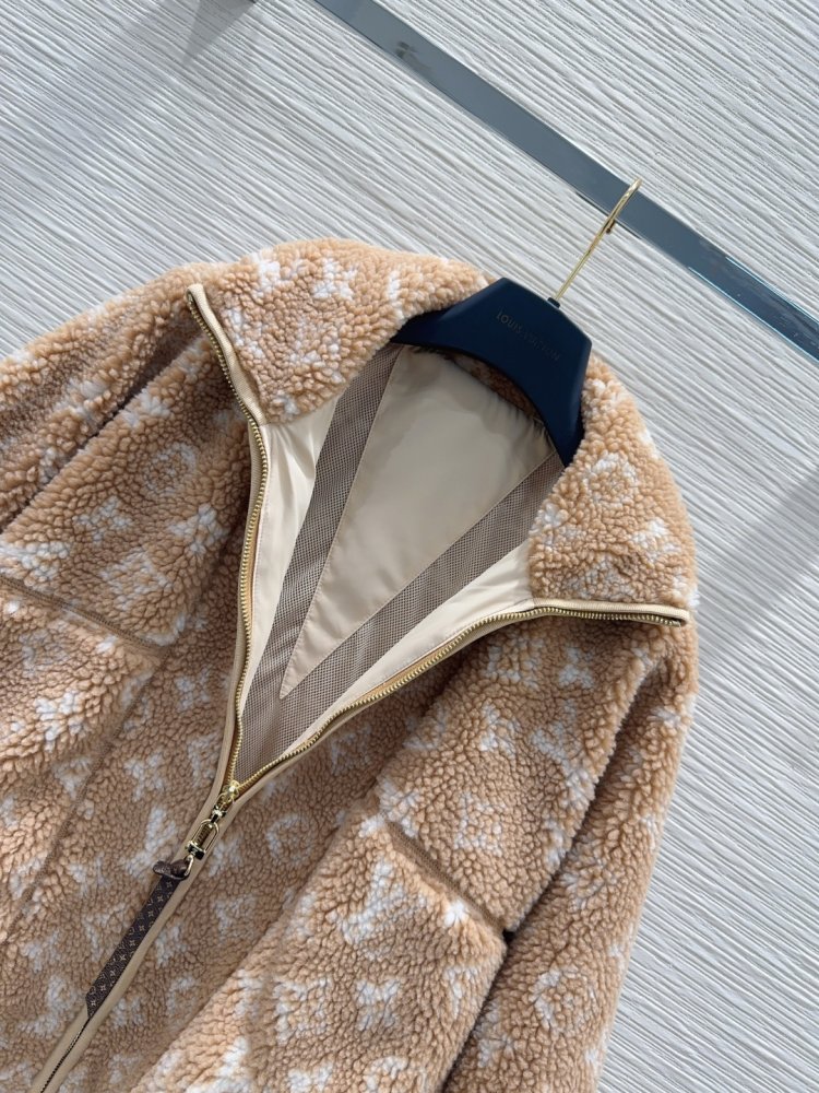 Jacket from hood and plush фото 4