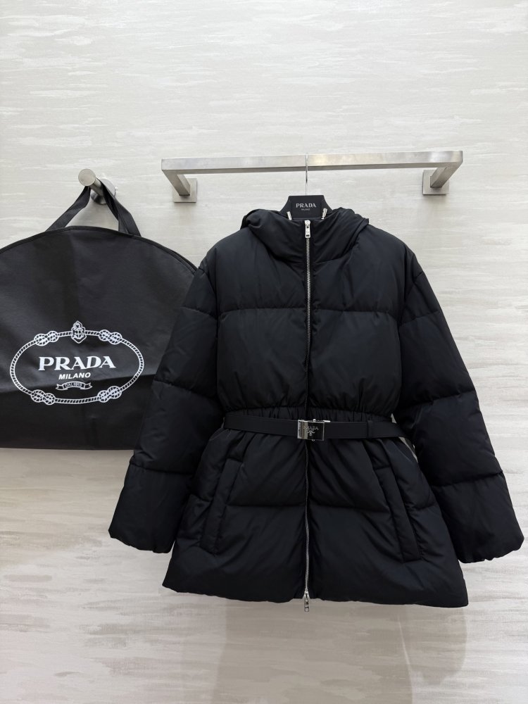 Куртка с капюшоном и поясом женская