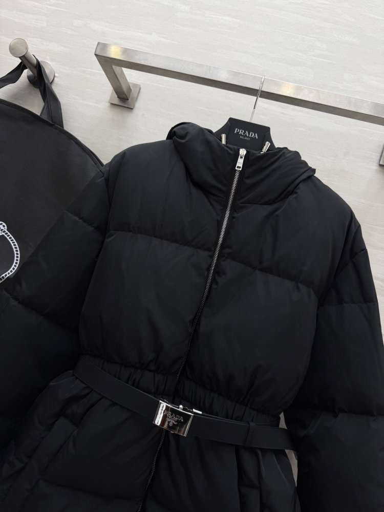 Куртка с капюшоном и поясом женская фото 2