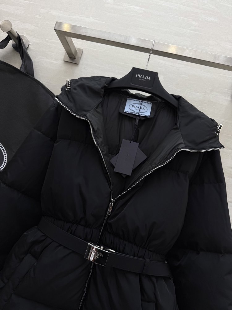 Куртка с капюшоном и поясом женская фото 5